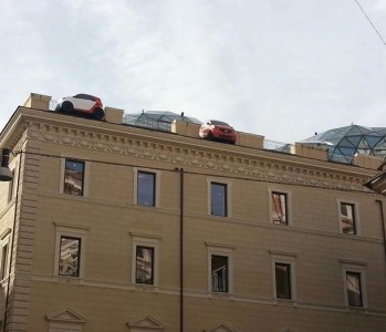 I: Roma, Smart sulla balaustra del tetto del Palazzo ex Unione Militare di via del Corso.