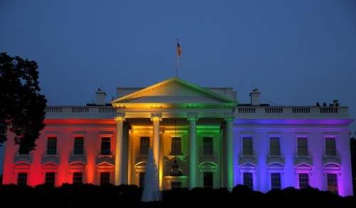 La casa bianca illuminata ad arcobaleno