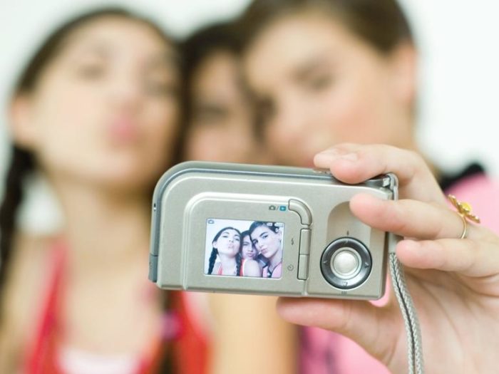 Attenzione-genitori-dal-selfie-al-porno-il-passo-e-breve_articleimage
