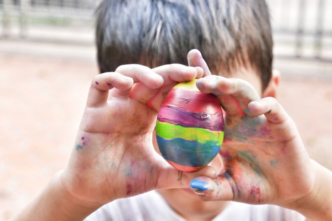 colorare uova di pasqua con i bambini