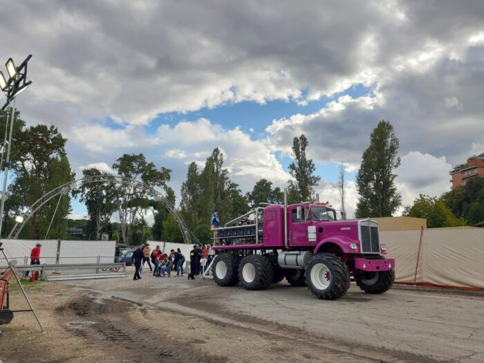 Monster truck all'evento Motor Show Italia che ha fatto tappa a Roma